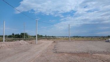Continúan los trabajos para dotar de agua potable, red eléctrica y alumbrado público al barrio. Estas obras de mejora en la infraestructura están destinadas a 193 lotes. Foto: Gentileza.