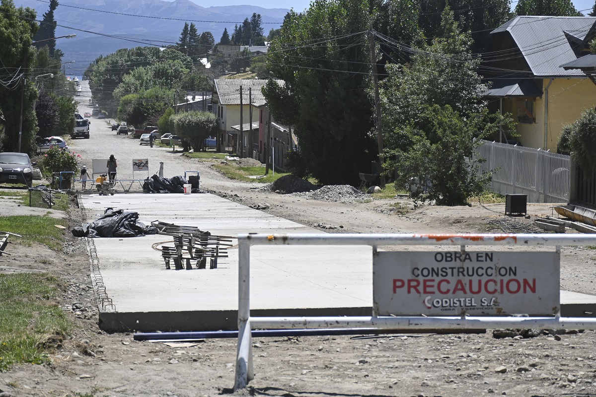 En el barrio Belgrano Sudeste de Bariloche se inició el hormigonado de la calle Morales, que se pavimentará en 600 metros. Foto: Chino Leiva