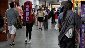 En el inicio de la temporada, los turistas reclaman más frecuencias en la terminal de ómnibus de Bariloche