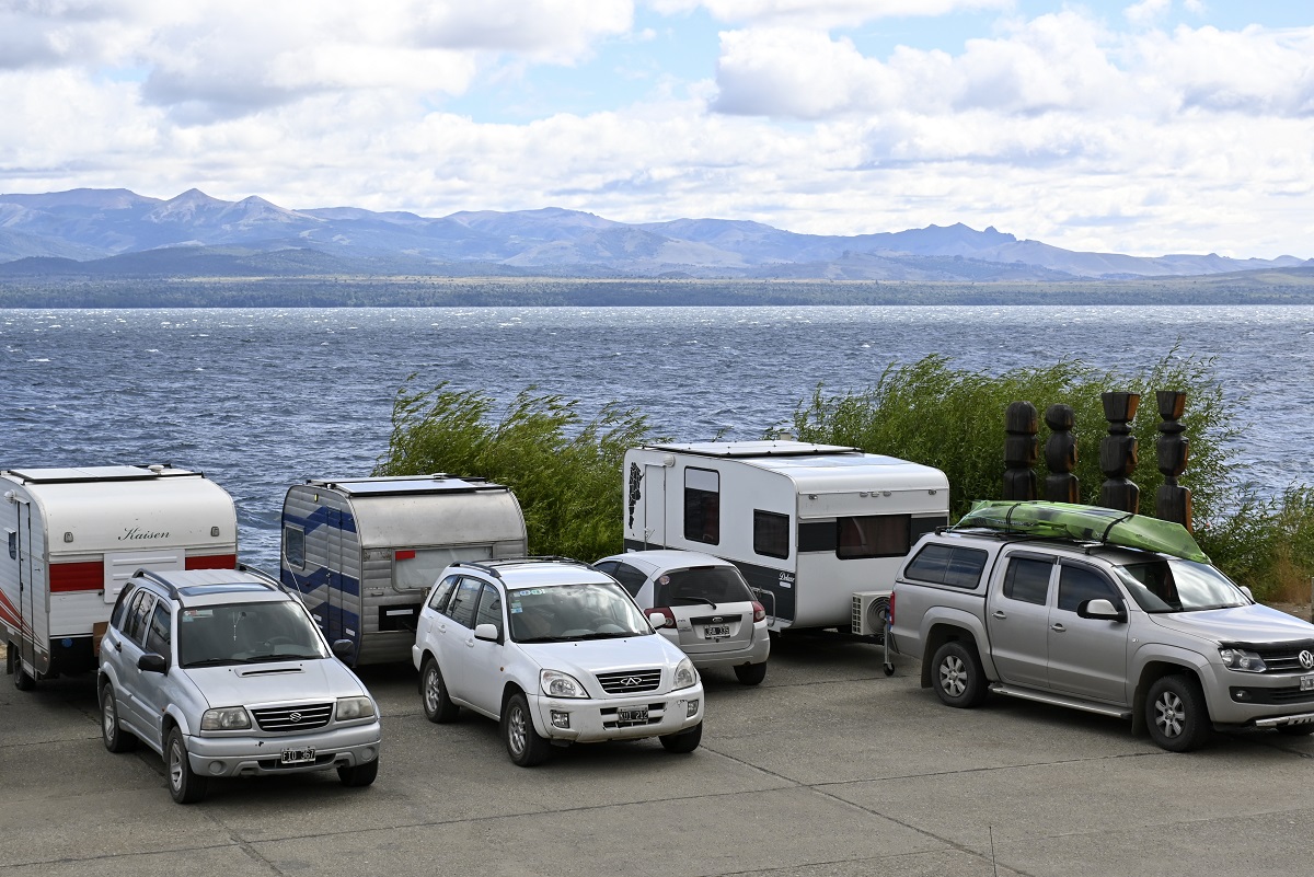 La normativa de Bariloche solo permite a las motorhome o casillas rodantes permanecer en lugares habilitados, uno de ellos en la costanera. Foto: Chino Leiva