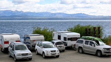 La normativa de Bariloche solo permite a las motorhome o casillas rodantes permanecer en lugares habilitados, uno de ellos en la costanera. Foto: Chino Leiva