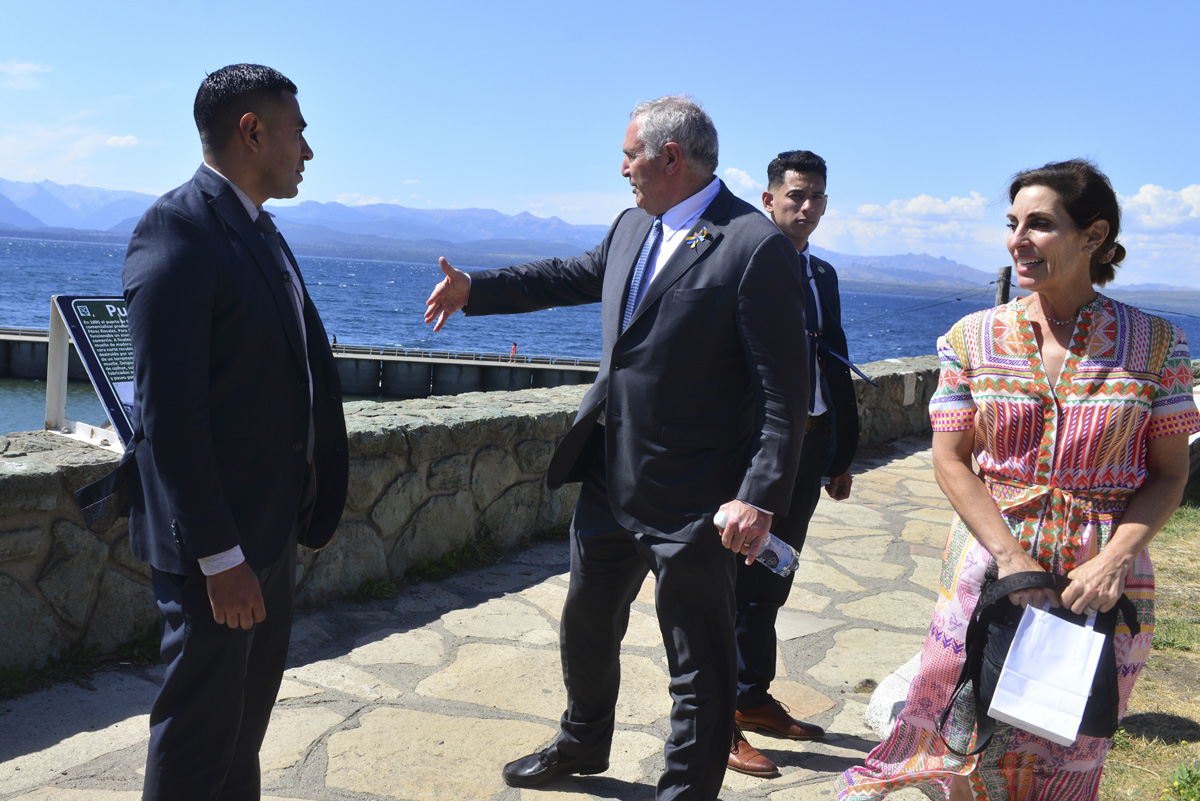 El embajador de Estados Unidos en Argentina, Marc Stanley, se acercó a la costanera a observar el lago Nahuel Huapi en Bariloche, tras visitar RÍO NEGRO. Foto: Chino Leiva