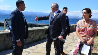 El embajador de Estados Unidos en Argentina, Marc Stanley, se acercó a la costanera a observar el lago Nahuel Huapi en Bariloche, tras visitar RÍO NEGRO. Foto: Chino Leiva