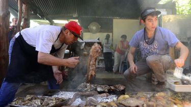El curanto, el gran clásico de Colonia Suiza.