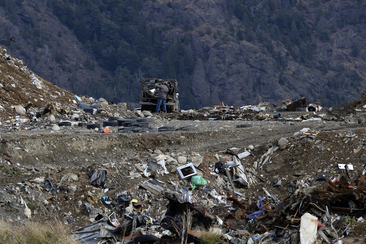 El vertedero a cielo abierto que tiene Bariloche es un foco grave de contaminación que padecen los habitantes de los barrios cercanos que reclaman el cierre y el traslado a otro lugar. (foto de archivo)