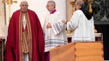 El papa Francisco toca el ataúd del difunto papa Emérito Benedicto XVI después de una misa fúnebre en la Plaza de San Pedro en el Vaticano, el jueves 5 de enero de 2023. Benedicto murió a los 95 años el 31 de diciembre en el monasterio en los terrenos del Vaticano. donde había pasó casi toda su década en retiro, dedicando sus días principalmente a la oración y la reflexión. (Cecilia Fabiano/LaPresse Via AP)