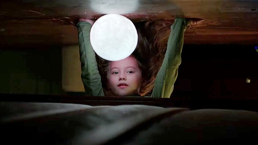 La pequeña actriz Vivien Lyra Blair interpreta a la niña aterrorizada por el hombre de la bolsa.