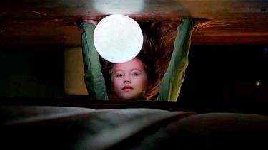 La pequeña actriz Vivien Lyra Blair interpreta a la niña aterrorizada por el hombre de la bolsa.