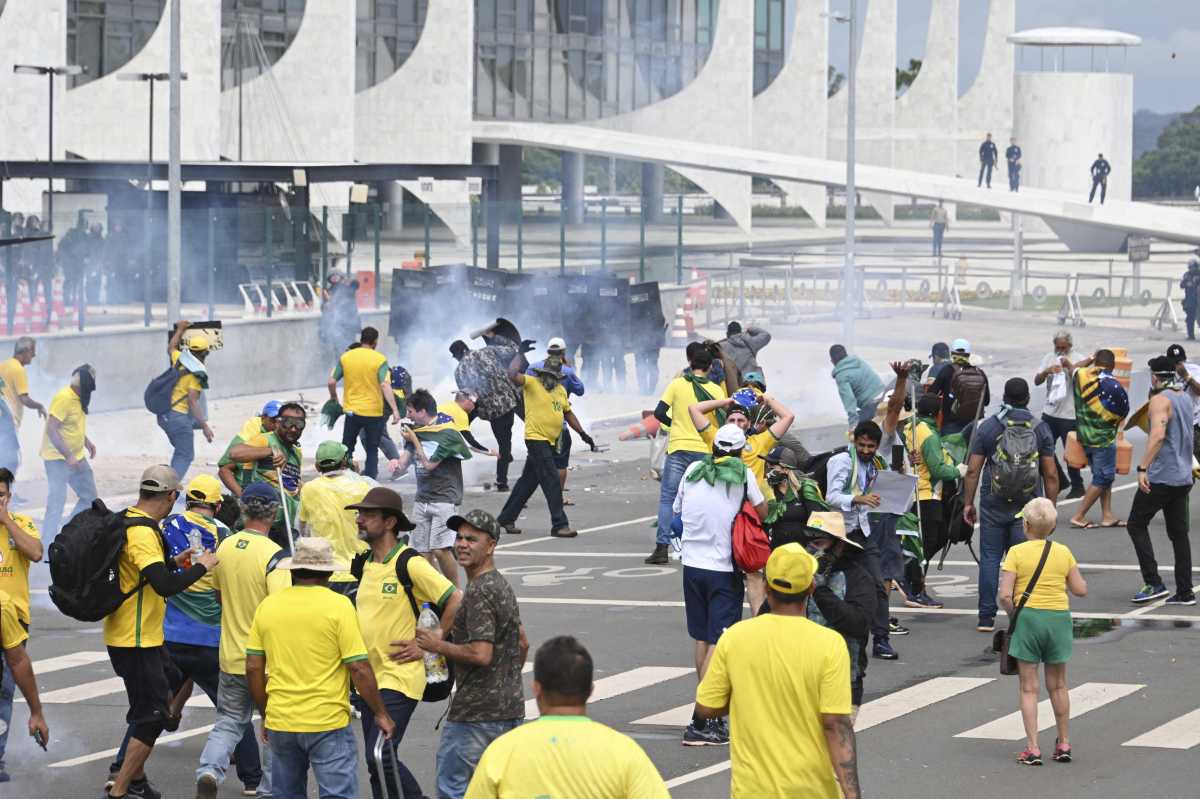 Centenares de personas llegaron al Palacio del Planalto mientras Lula se encontraba visitando zonas en desastre. Foto AFP