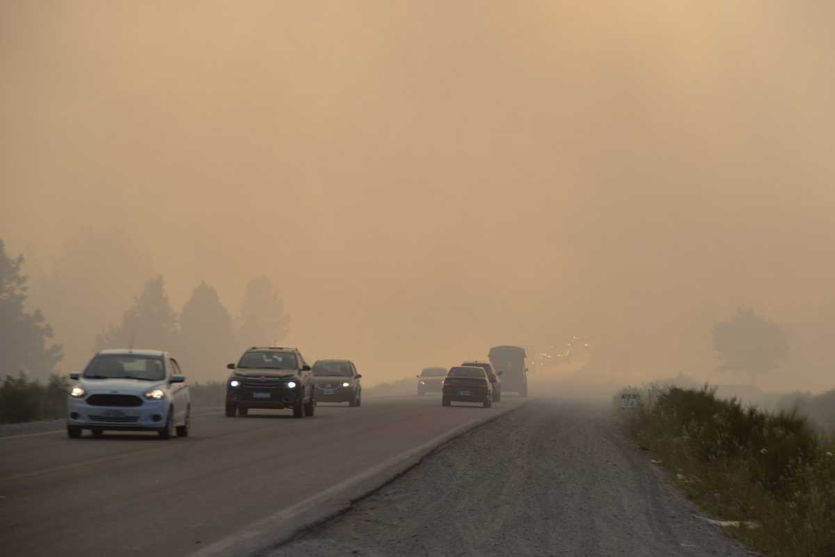 El humo efectaba ayer la visibilidad en la ruta 40 hacia el sur de Bariloche y hoy cubrió toda la ciudad. Foto: Marcelo Martinez