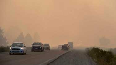 El humo efectaba ayer la visibilidad en la ruta 40 hacia el sur de Bariloche y hoy cubrió toda la ciudad. Foto: Marcelo Martinez