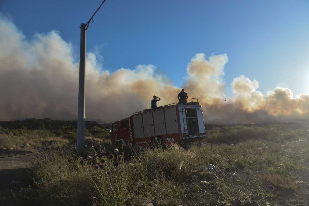 Los incendios en el basural a cielo abierto de Bariloche son frecuentes por las pésimas condiciones en las que se encuentra el predio. (Foto de archivo de Marcelo Martínez)