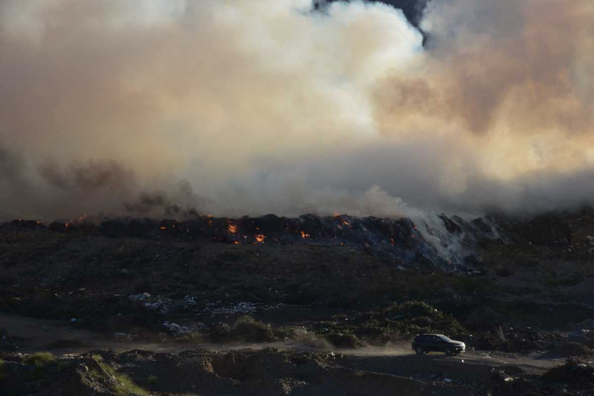 El manto de basura del vertedero de Bariloche sufrió un incendio de magnitud el 15 de enero pasado. Foto: Archivo/Marcelo Martinez
