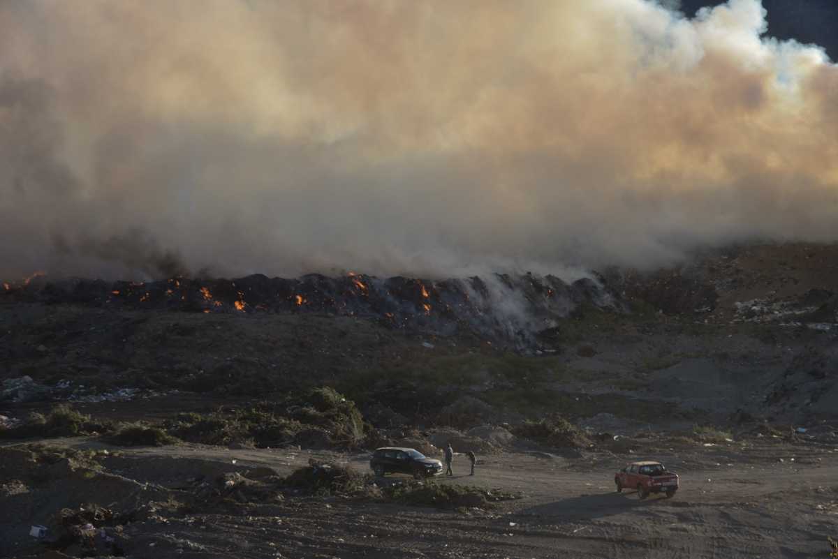 El fuego en el manto de basura el 15 de enero afectó a la mayor parte de la superficie del vertedero de Bariloche. Agilizan el cierre. Foto: Archivo