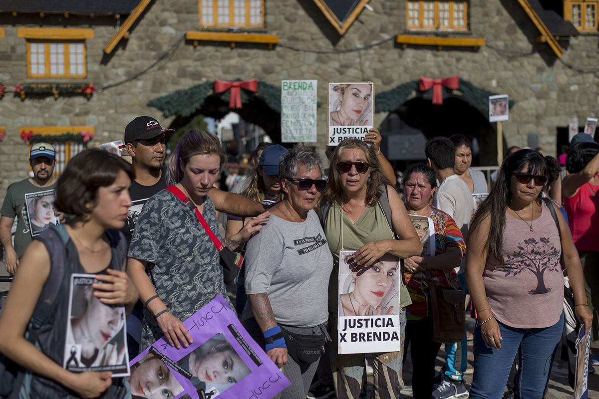 La madre de Brenda Díaz (en el centro) recibió el acompañamiento de decenas de personas que se sumaron este miércoles a la marcha para reclamar justicia por la muerte de su hija.  (foto Marcelo Martínez)