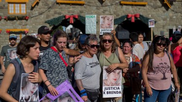 La madre de Brenda Díaz (en el centro) recibió el acompañamiento de decenas de personas que se sumaron este miércoles a la marcha para reclamar justicia por la muerte de su hija.  (foto Marcelo Martínez)