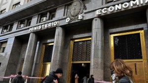 Economía inicia el año con una apuesta fuerte y lanza un canje de deuda