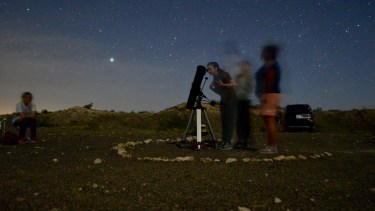 Residentes y turistas pueden disfrutar de diversas caminatas y conocer no sólo la fauna y la flora del lugar, sino también disfrutar de otra perspectiva del cielo y los astros.
