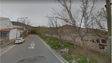 El cuerpo fue hallado sobre la calle Arabarco al fondo, frente a la barda. Foto: Captura de Google Maps