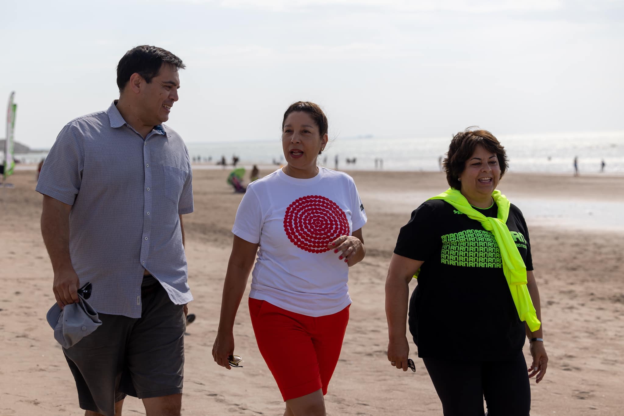 La gobernadora Arabela Carreras caminó ayer por Las Grutas junto a Diego Canestraci, el futuro ministro, y Martha Vélez. Foto: Gentileza