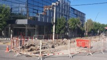 Imagen de Tránsito afectado en pleno centro de Roca por un recambio de cañería