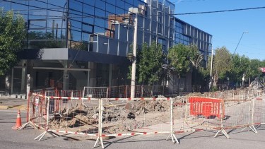 Tránsito afectado en pleno centro de Roca por un recambio de cañería