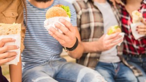 La publicidad en redes y los ‘influencers’ alientan el consumo de comida chatarra en los adolescentes