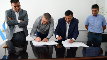 El acuerdo se firmó este mediodía en Cutral Co (Fotos: gentileza)