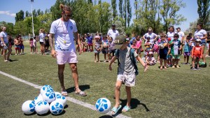 YPF regaló 250 pelotas a colonias de verano en Neuquén y Río Negro