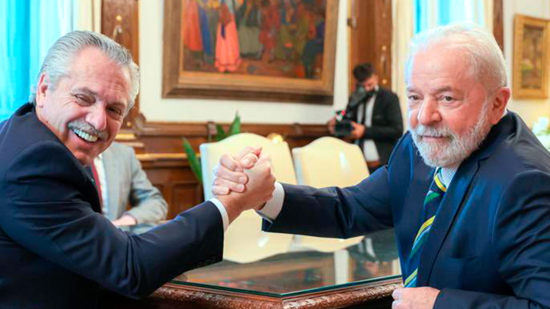 NOTICIAS ARGENTINAS BAIRES 
DICIEMBRE 10: El presidente 
Alberto Fernández recibe a Lula en 
su despacho de la casa de 
gobierno.
 Foto NA