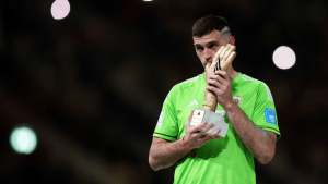 Dibu Martínez compró un «perro militar» para que le cuide la medalla del Mundial y el Guante de Oro