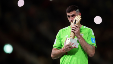  En el Mundial Dibu se quedó con el Guante de Oro de la FIFA.