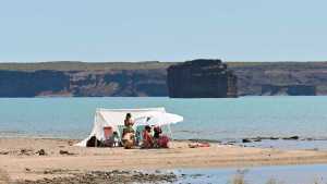 Pueblo Blanco, la playa escondida en El Chocón: un paraíso ideal para el fin de semana