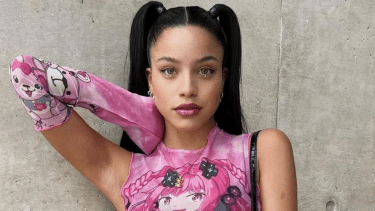 Acusan a Emilia Mernes de haber sexualizado productos infantiles. 