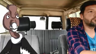 El biólogo Fernando Ballejo conversa con el cóndor Evaristo del problema del basural de Bariloche. Imagen captura de pantalla