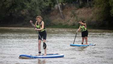 Supear en el río Negro, una experiencia recomendable en Paso Córdoba, a unos 15 km de Roca, al norte de la Patagonia.