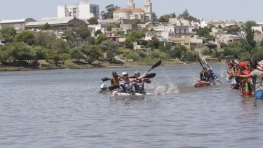 Sprint final de la Regata en las costas de Viedma, con Patagones de fondo. (Foto/Pablo Leguizamon)