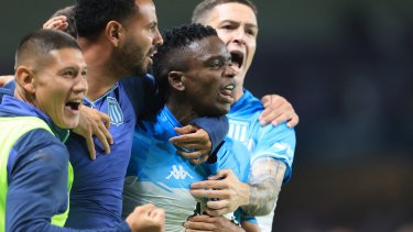 Racing festejó en Abu Dhabi luego de un partido atractivo. 