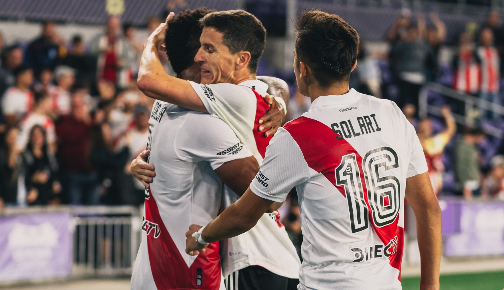 Solari y Nacho Fernández festejan con Borja uno de los tres goles del partido de River ante Vasco da Gama. 