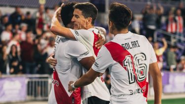 Solari y Nacho Fernández festejan con Borja uno de los tres goles del partido de River ante Vasco da Gama. 