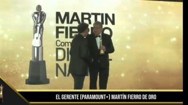 Luis Ventura, presidente de APTRA, entregó el Martín Fierro de Oro Digital.