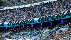 Racing viene de ganar dos títulos, pero casi juega sin público por la interna de la barra