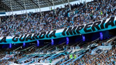 La tribuna de Racing con la "Guardia Imperial", la barra de la Academia. 