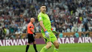 Dibu Martínez y un estilo que FIFA no quiere en los penales: cambiarían el reglamento