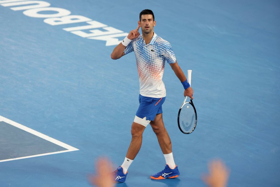 Novak Djokovic pidiendo más ruido de los fanáticos en Melbourne. 