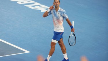 Novak Djokovic pidiendo más ruido de los fanáticos en Melbourne. 