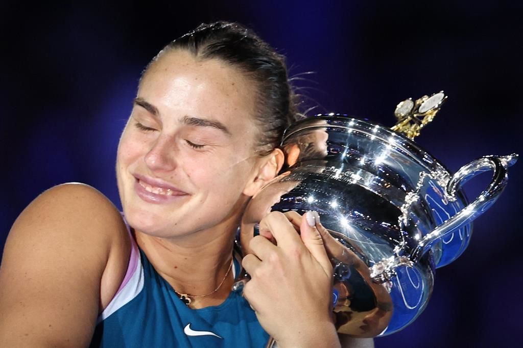 Sabalenka se abraza al trofeo del Australian Open. 