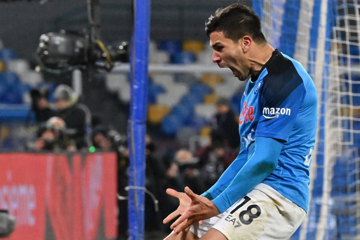 Simeone metió un golazo para Napoli contra Roma.