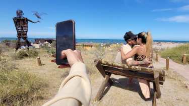 "No hay verano sin beso". Un banco para enamorarse en Las Grutas, al norte de la Patagonia en la costa de Río Negro. Foto: Martín Brunella