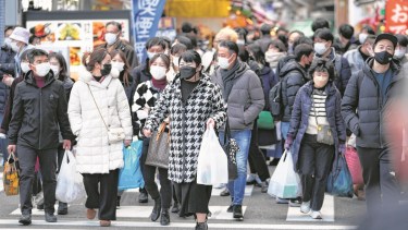 Los hospitales chinos luchan por hacer frente al aumento de contagios, que afectan especialmente a ancianos y personas vulnerables. (AP Foto/Hiro Komae)